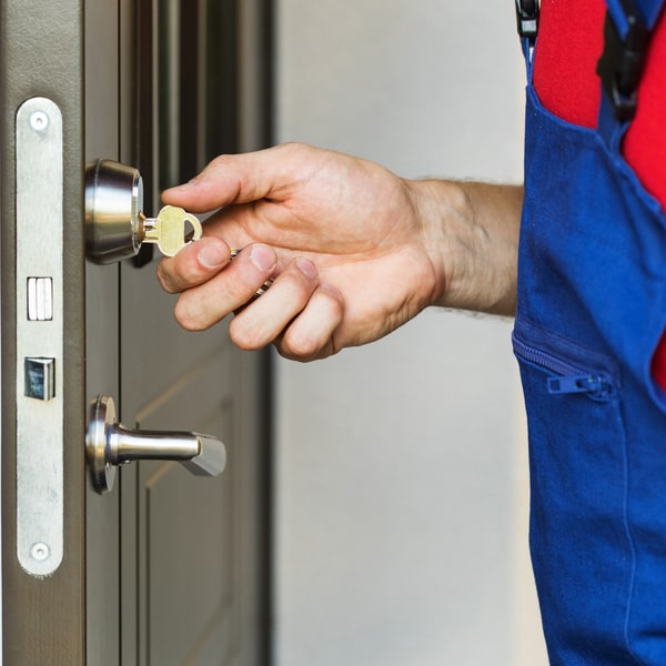 la cerrajería residencial ofrece servicios de instalación, reparación y mantenimiento de cerraduras, puertas y sistemas de seguridad para hogares